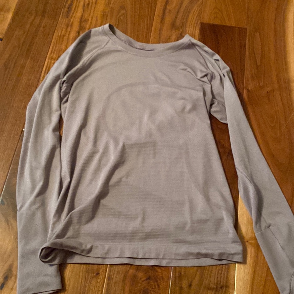 LULU LEMON SIZE 8 SWIFTLY TECH LONG SLEEVE PURPLE